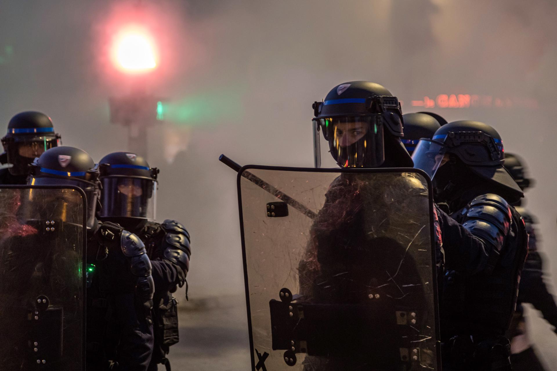 Demandará a la Policía francesa por causarle la mutilación de un testículo