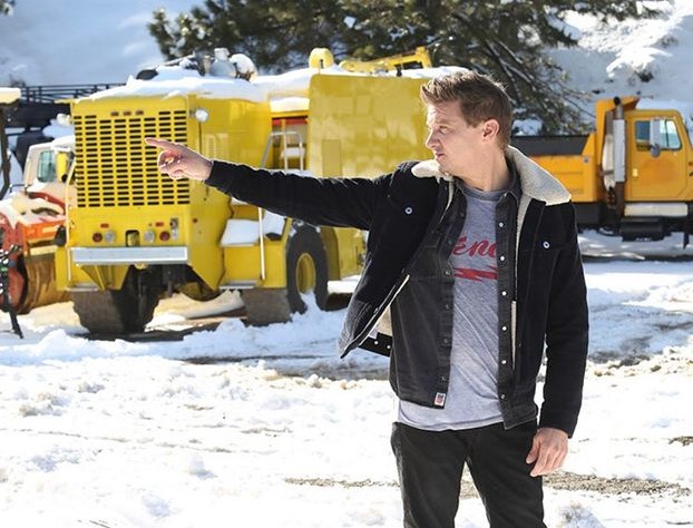 Jeremy Renner reaparece para dar las gracias a sus fans tras su accidente