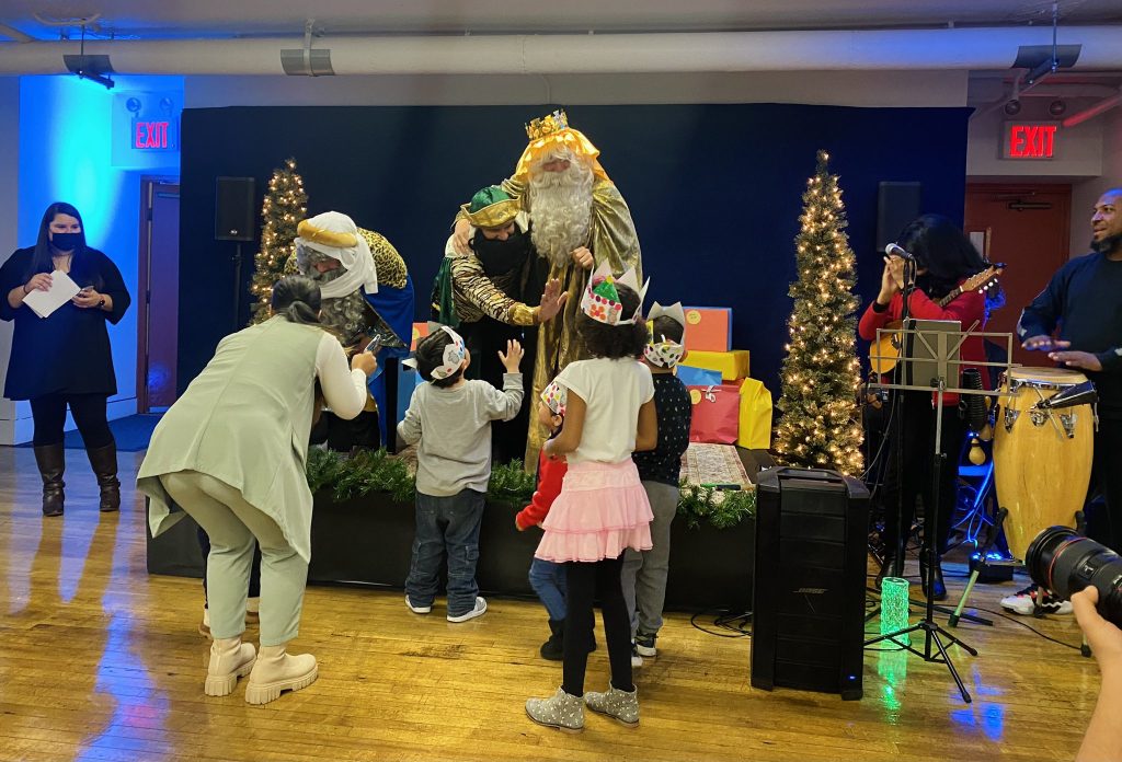 Invitan a inmigrantes a cena y regalos en Nueva York por el Día de Reyes