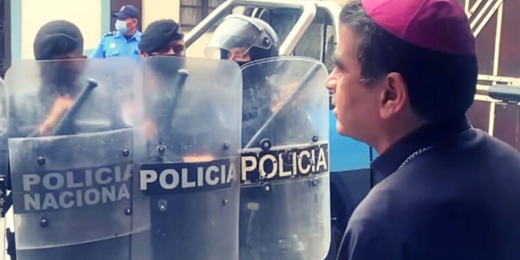 Nicaragua ofrece al obispo Rolando Álvarez exiliarse o ingresar en prisión, según un prelado hondureño