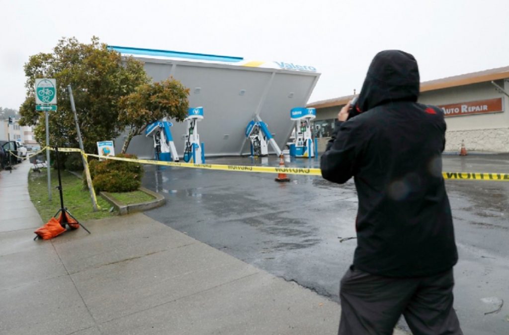 Tormenta en California causa al menos dos muertes y deja a miles sin energía