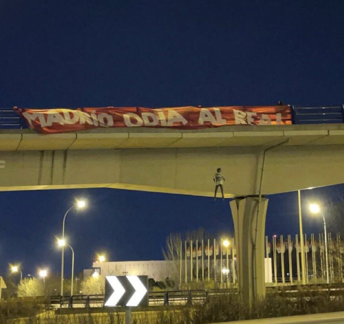 (+Video) Solidaridad hacia Vinicius tras aparecer un muñeco con su camiseta colgado en un puente de Madrid