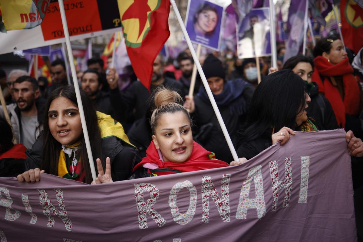 Miles de manifestantes en París piden que se aclaren los asesinatos de kurdos