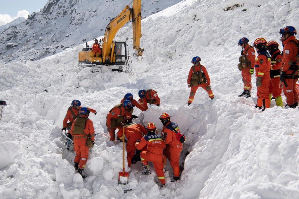 Suben a 28 los muertos tras avalancha en el Tíbet