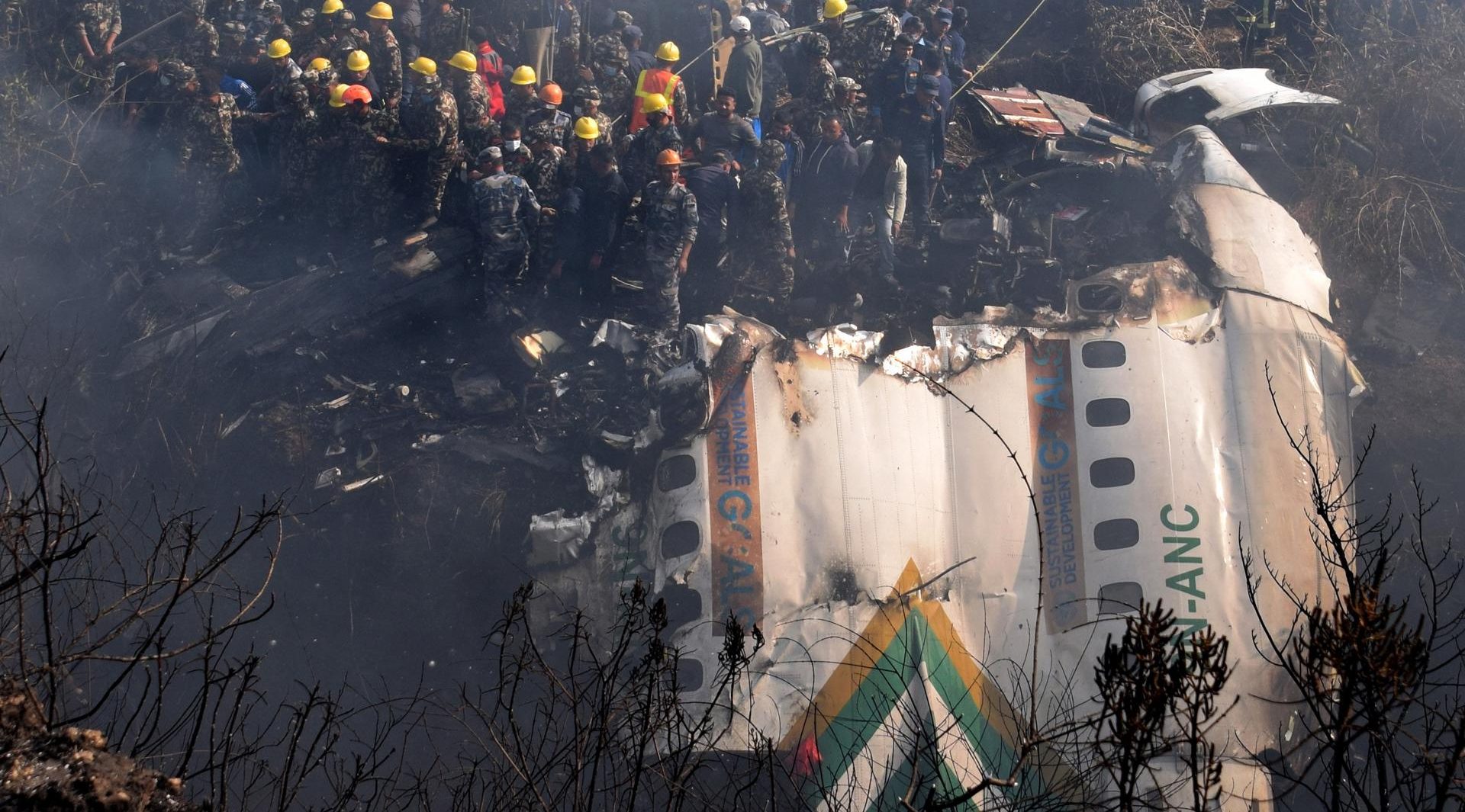 Hallaron las cajas negras del avión siniestrado en Nepal