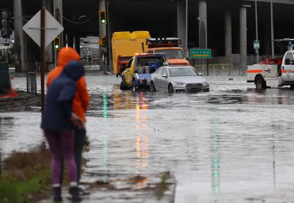 Un "ciclón bomba" alerta al estado de California con inundaciones y deslaves