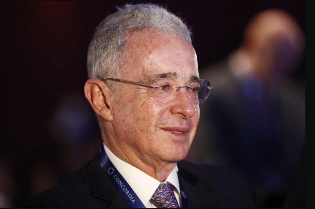 Corte ratifica que no investigará a Uribe por escándalo de compra de votos