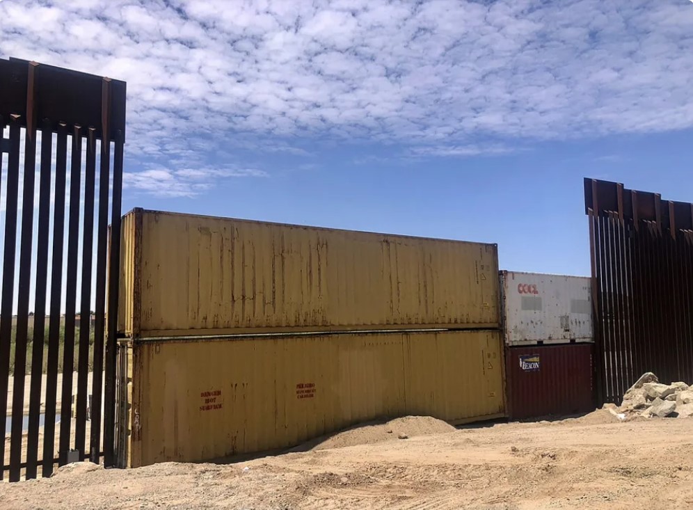 Comienza remoción de polémicos contenedores de la frontera de EEUU y México