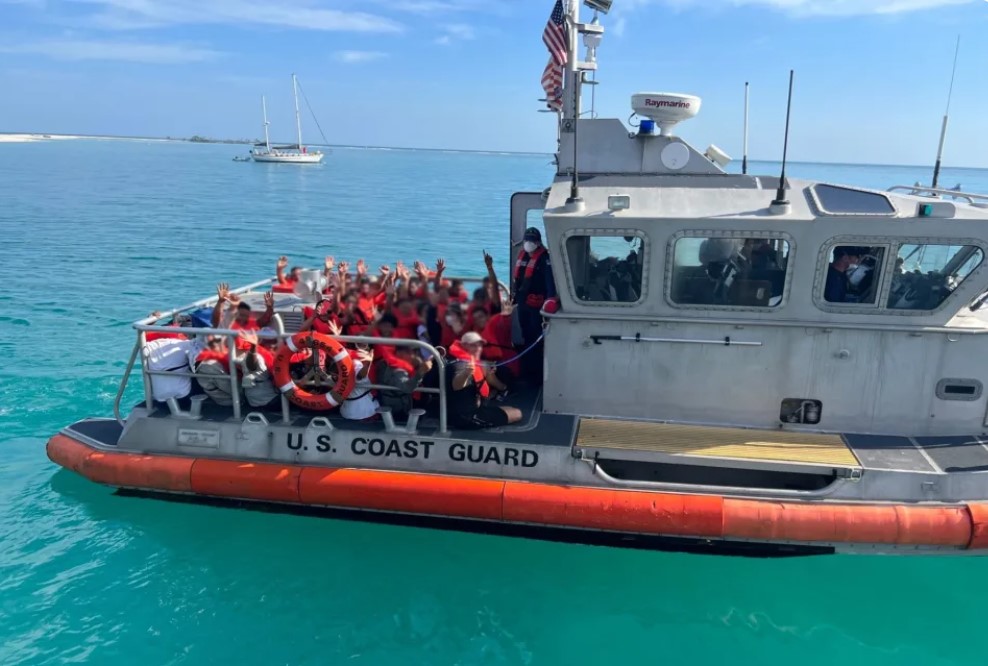Casi 100 cubanos desembarcan en Florida en un día en plena crisis migratoria