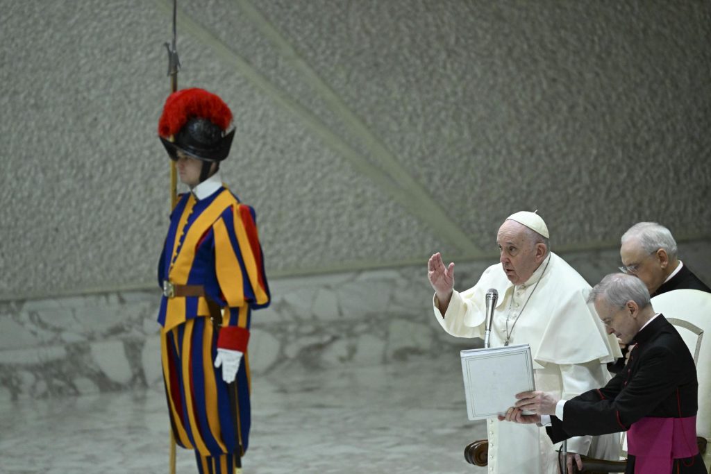 Las homilías son un desastre en general, admitió el papa Francisco