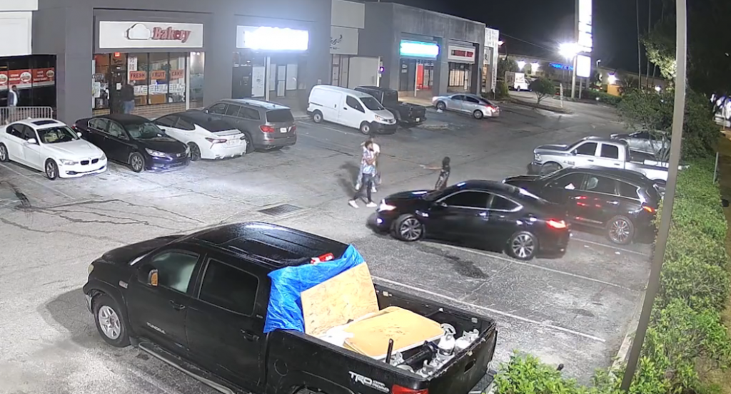 Video revela detalles sobre el asesinato de un hombre fuera de un restaurante de Orlando