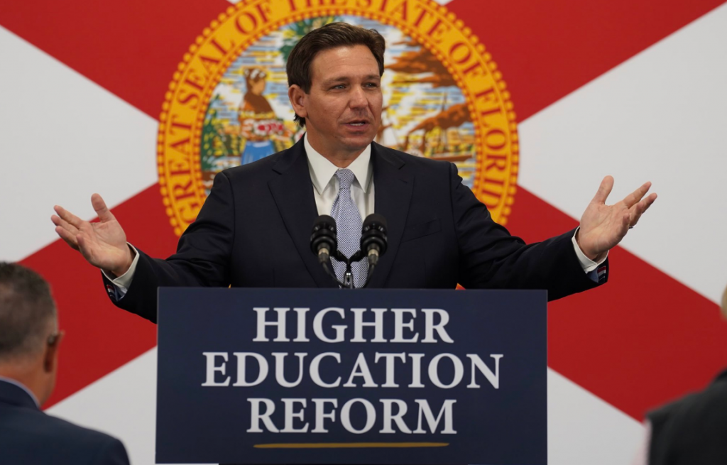 DeSantis anuncia reforma educativa para frenar "politización" en las universidades