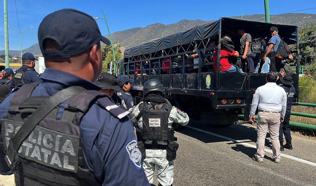 Más de 250 migrantes hacinados fueron hallados en un tráiler en el sur de México