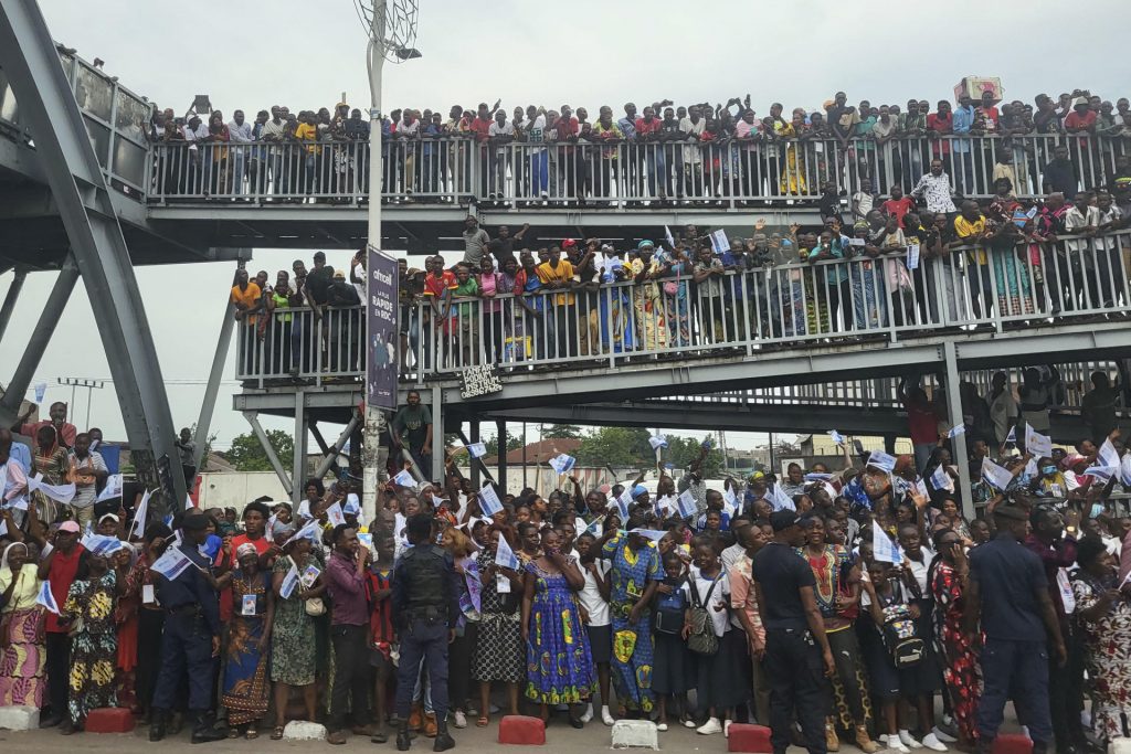 El papa llegó a Kinshasa en medio de una multitud