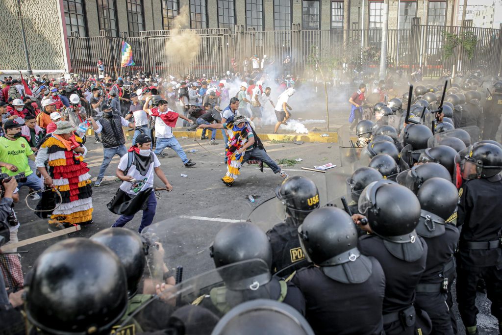 Manifestantes toman Lima: se enfrentan a la Policía y exigen la renuncia de Boluarte en Perú