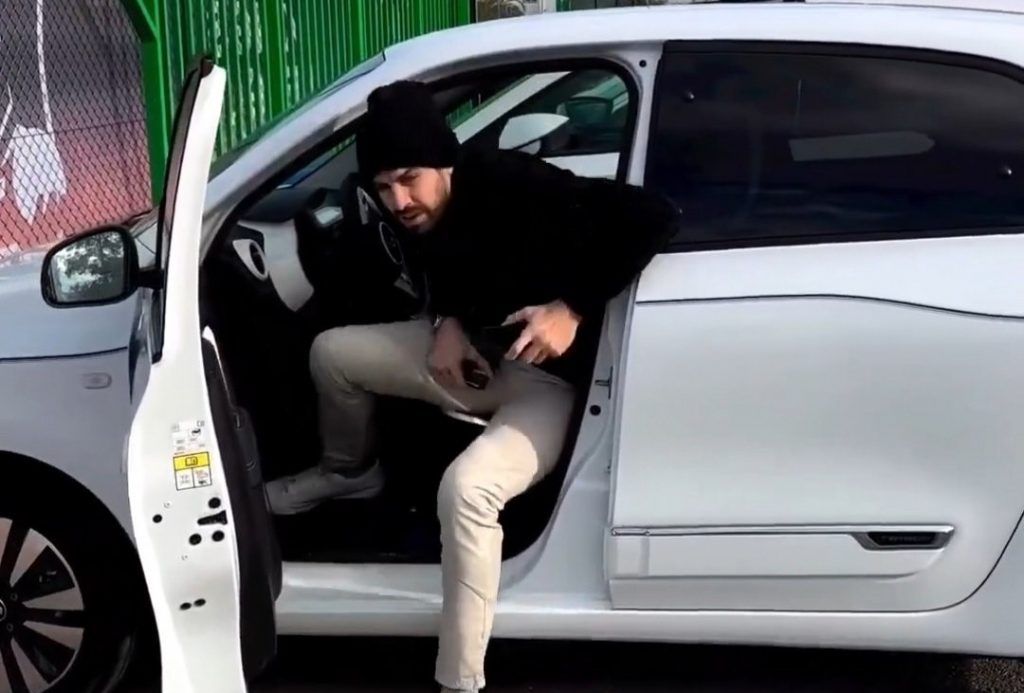 Piqué se sube a un Twingo en respuesta a Shakira