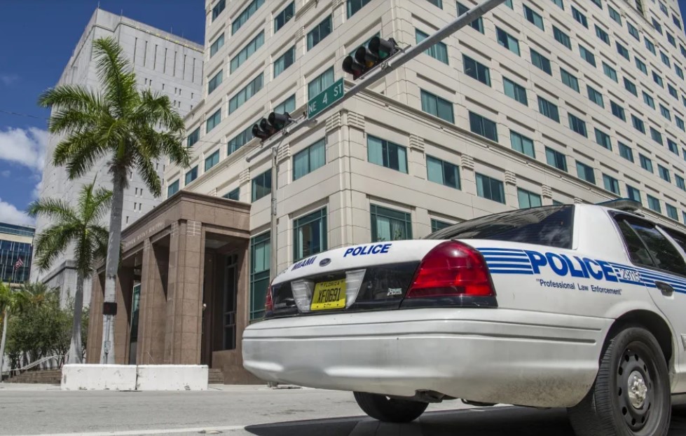 Ofrecen recompensa para dar con autores de tiroteo en Florida con 11 heridos