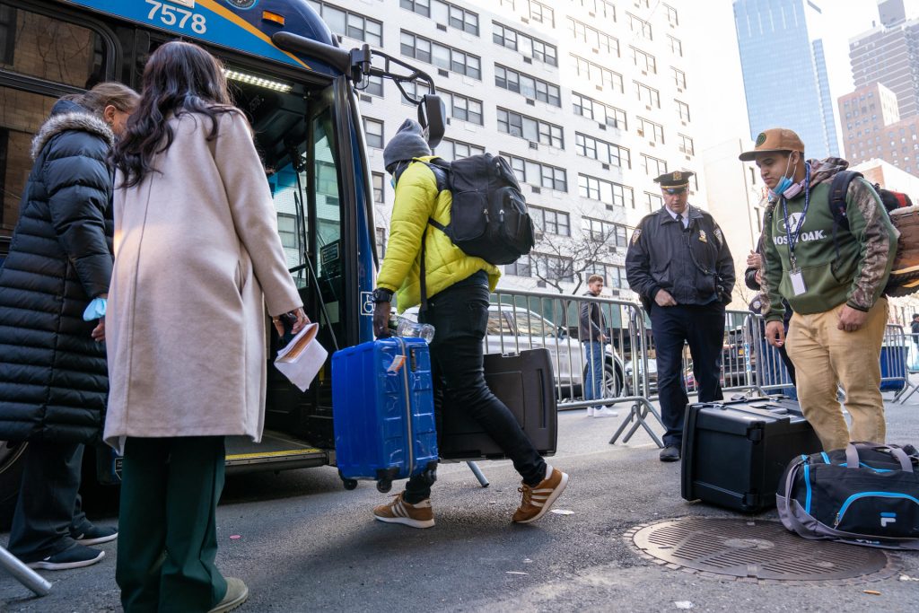 Inmigrantes venezolanos desalojados de un hotel protestan en Nueva York