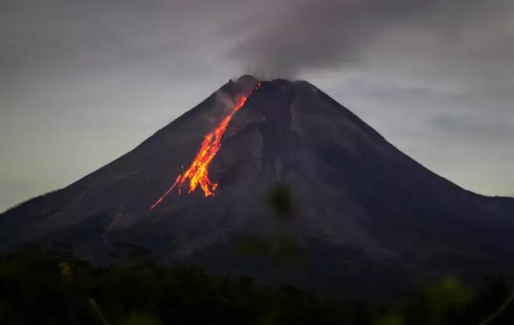 Indonesia pide precaución tras siete erupciones del volcán Merapi en menos de 12 horas