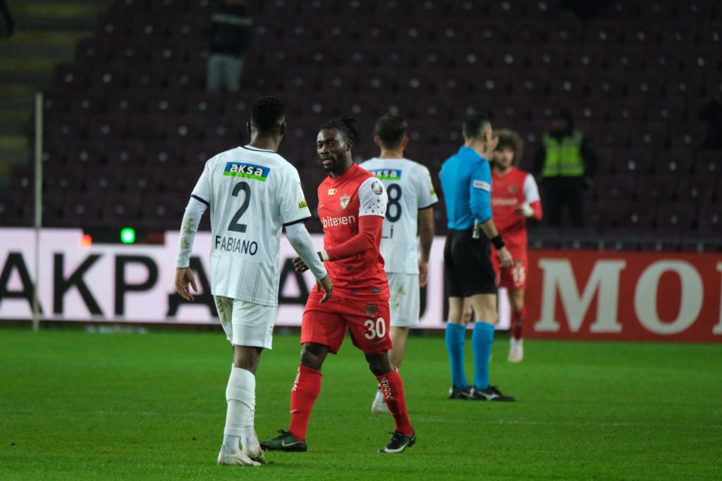 (+Video) Un minuto de aplausos para Christian Atsu en los campos de la Premier League