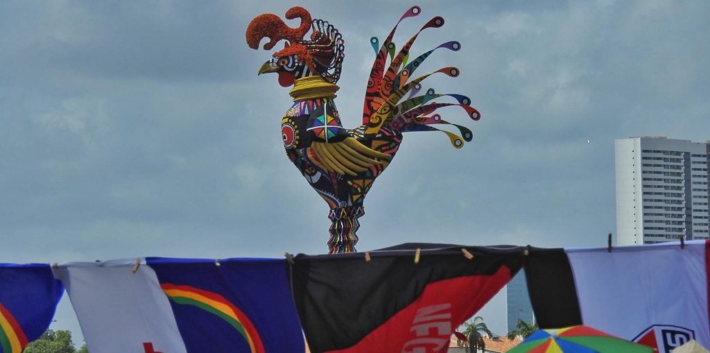 Recife celebra el Carnaval de Brasil con su colorido gallo de 23 metros de altura