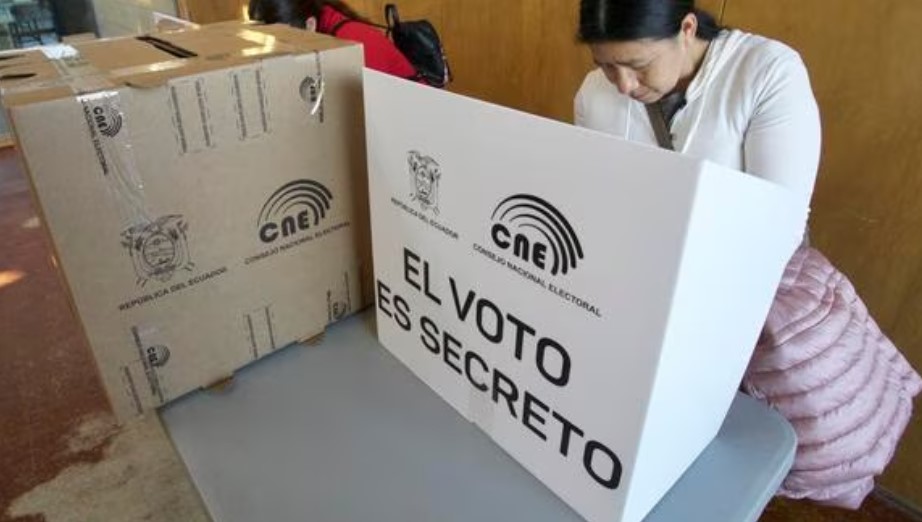 Inicio de las elecciones locales y del referéndum constitucional en Ecuador
