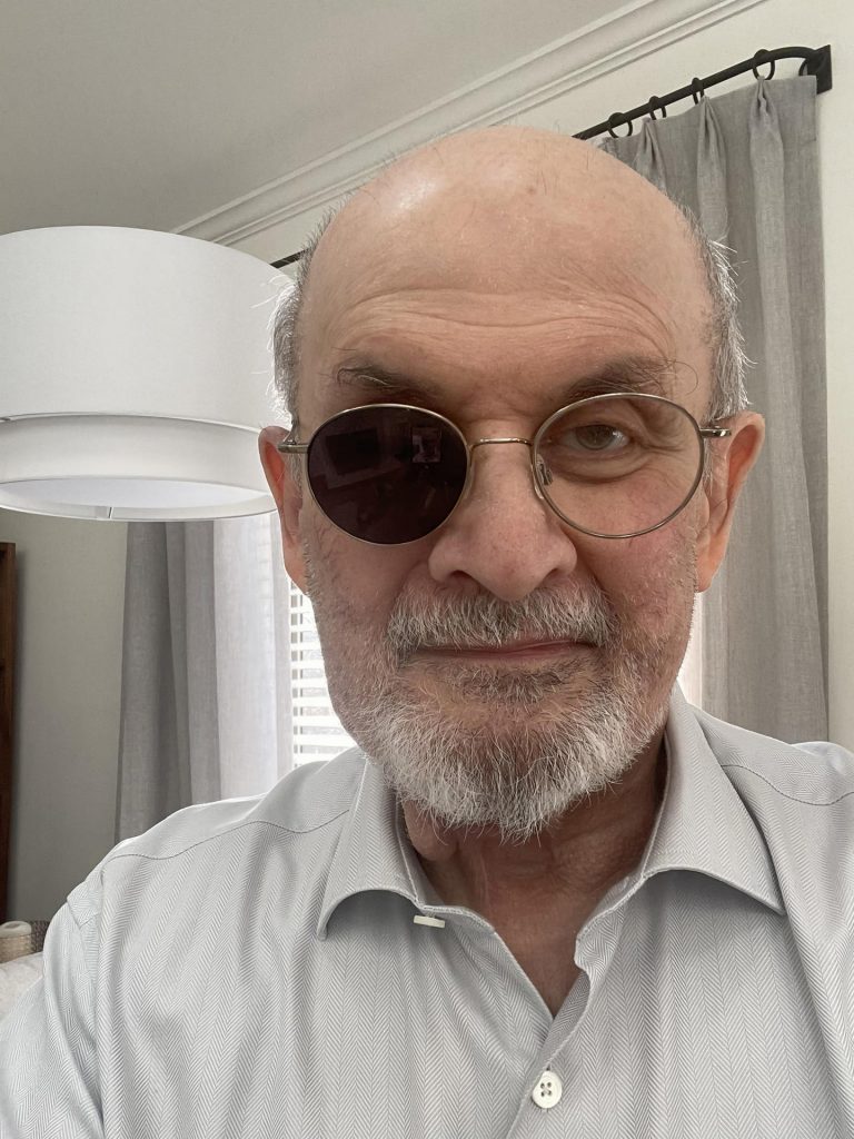 Salman Rushdie reaparece tras el ataque: "Ahora que casi me muero, todos me aman"