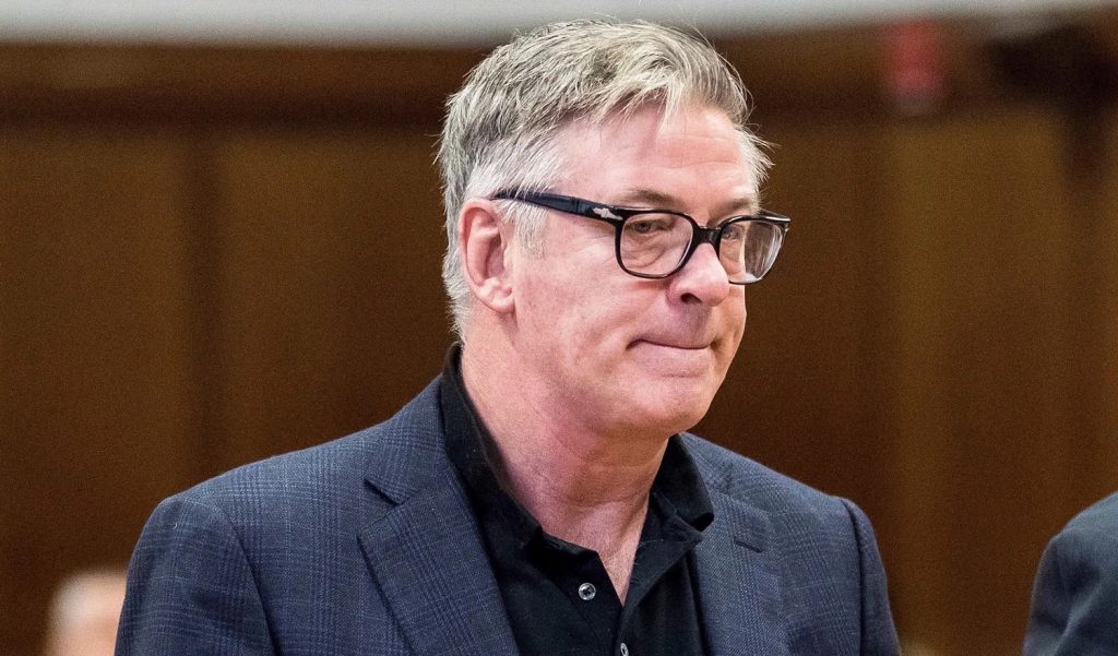 Fiscalía eliminó el agravante de delito del cargo por homicidio involuntario contra Alec Baldwin y Hannah Gutiérrez-Reed