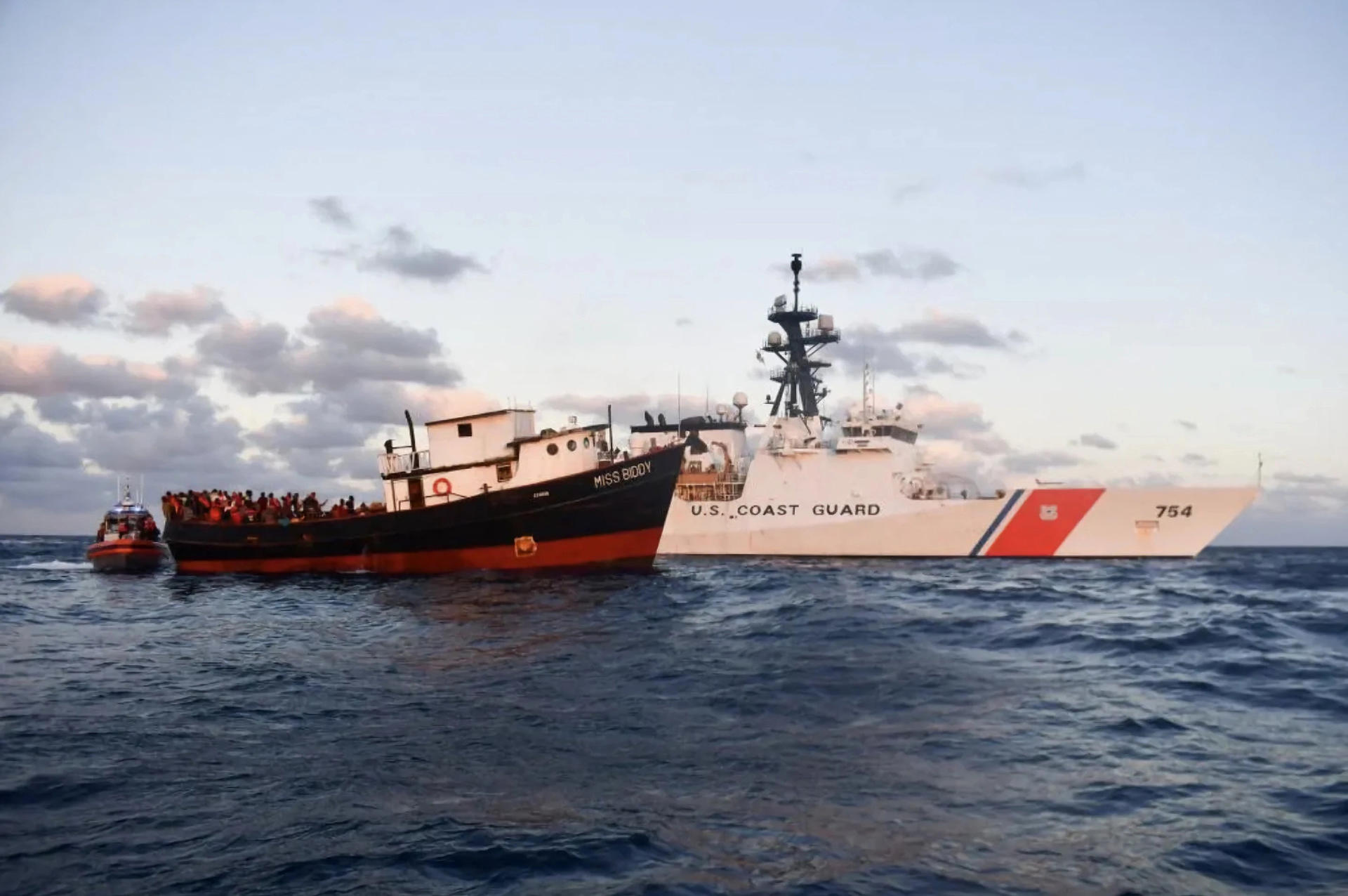 Guardia costera de EEUU intercepta una embarcación con más de 300 haitianos