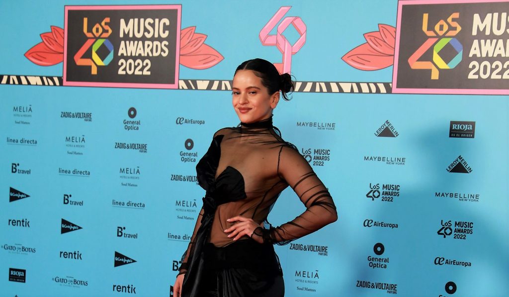 (+Video) Rosalía lanzó su propio sabor de refresco junto a Coca-Cola