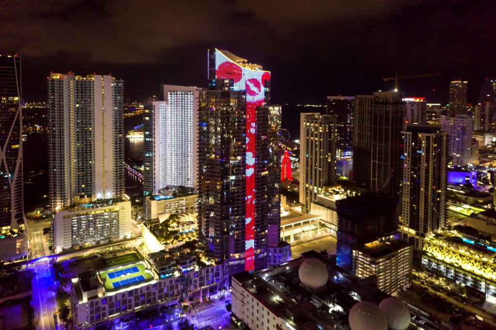 (+Video) Paramount Miami Worldcenter celebra el Día de San Valentín con 16,7 millones de combinaciones de colores
