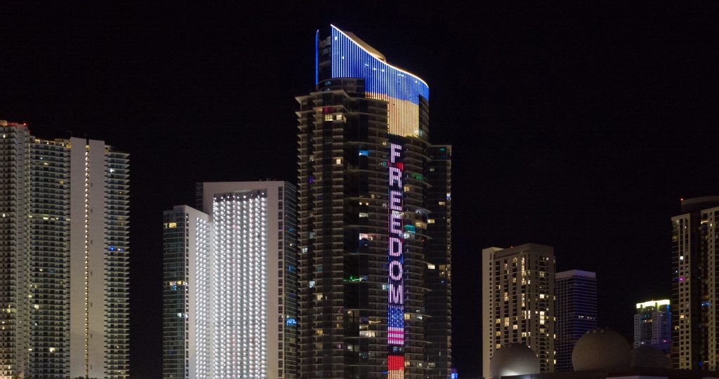 Paramount Miami Worldcenter se ilumina con la bandera de Ucrania