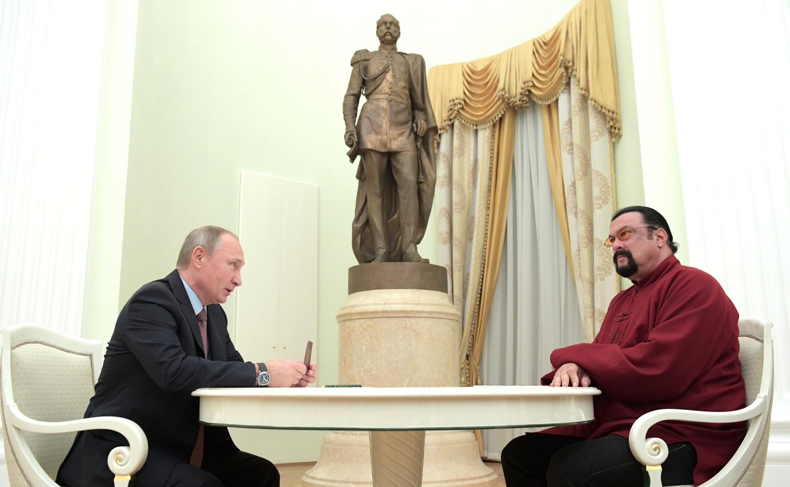 Steven Seagal recibe la Orden de la Amistad de manos de Putin