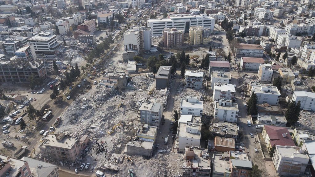 Turquía derribará 50 mil edificios dañados por los terremotos