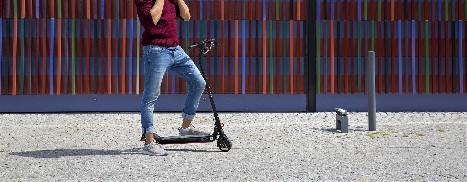 Japonés de 23 años viajó 3 mil kilómetros en Australia en un patinete sin motor