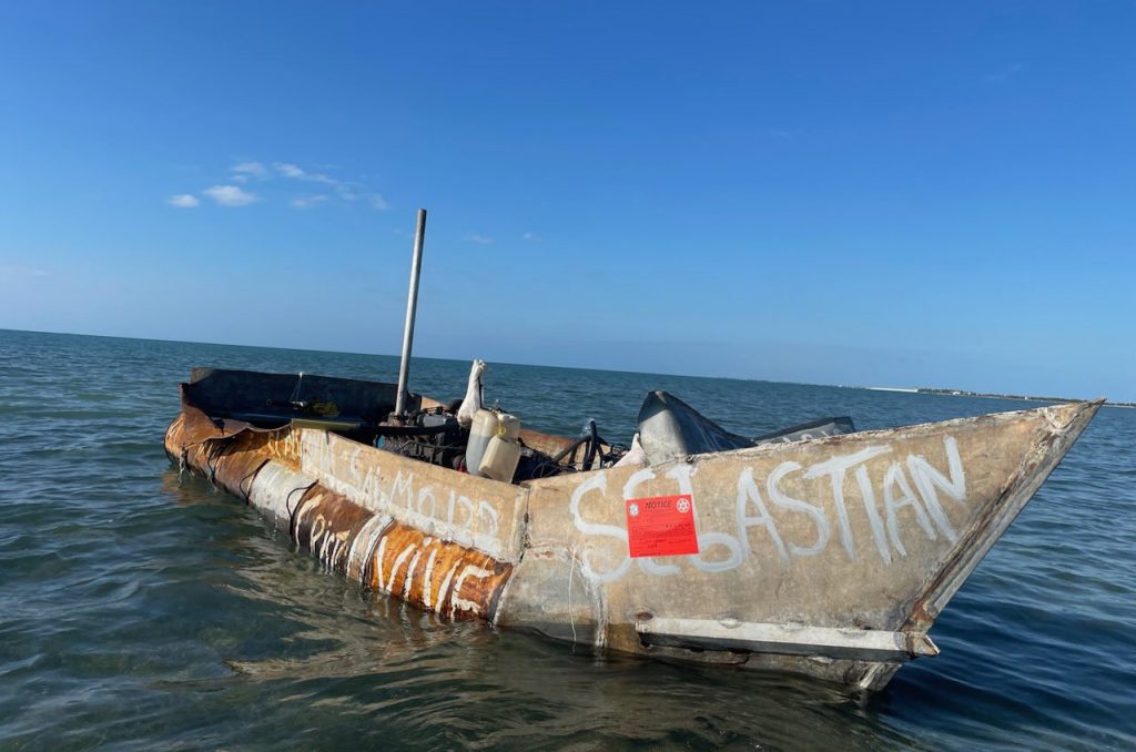 (+Video) Velero con 114 migrantes haitianos burló la vigilancia y desembarcó en Tavernier