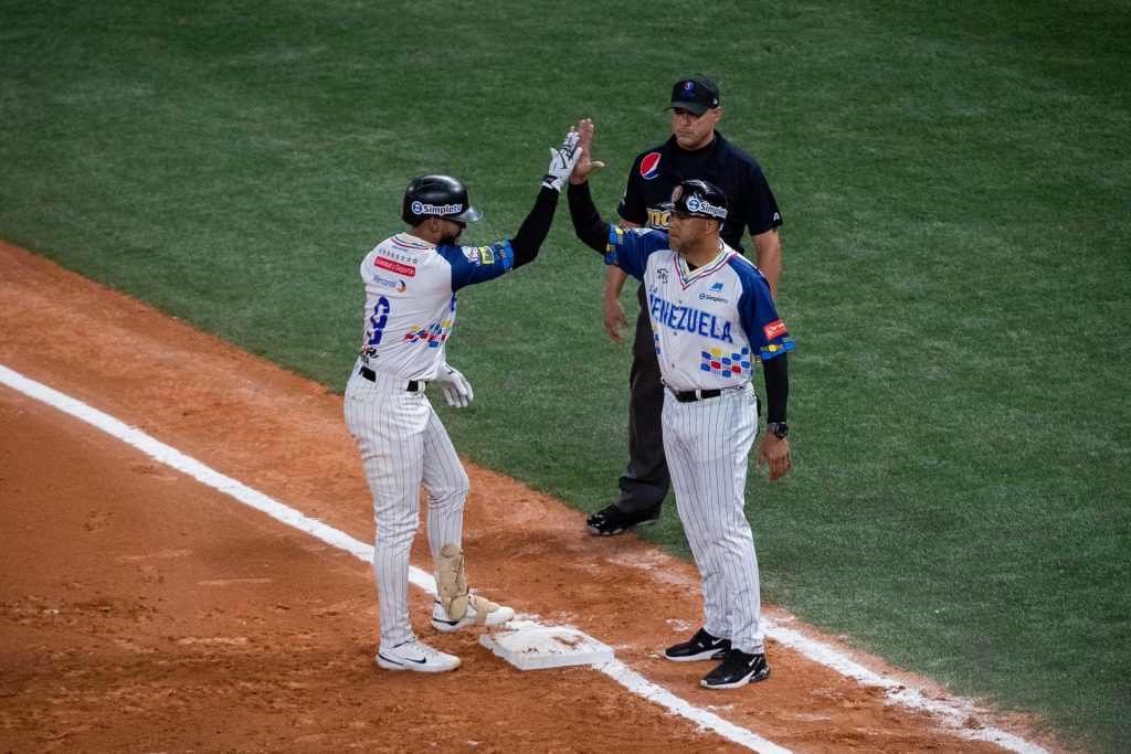 Venezuela derrota 20-3 a Cuba en su tercer juego de la Serie del Caribe