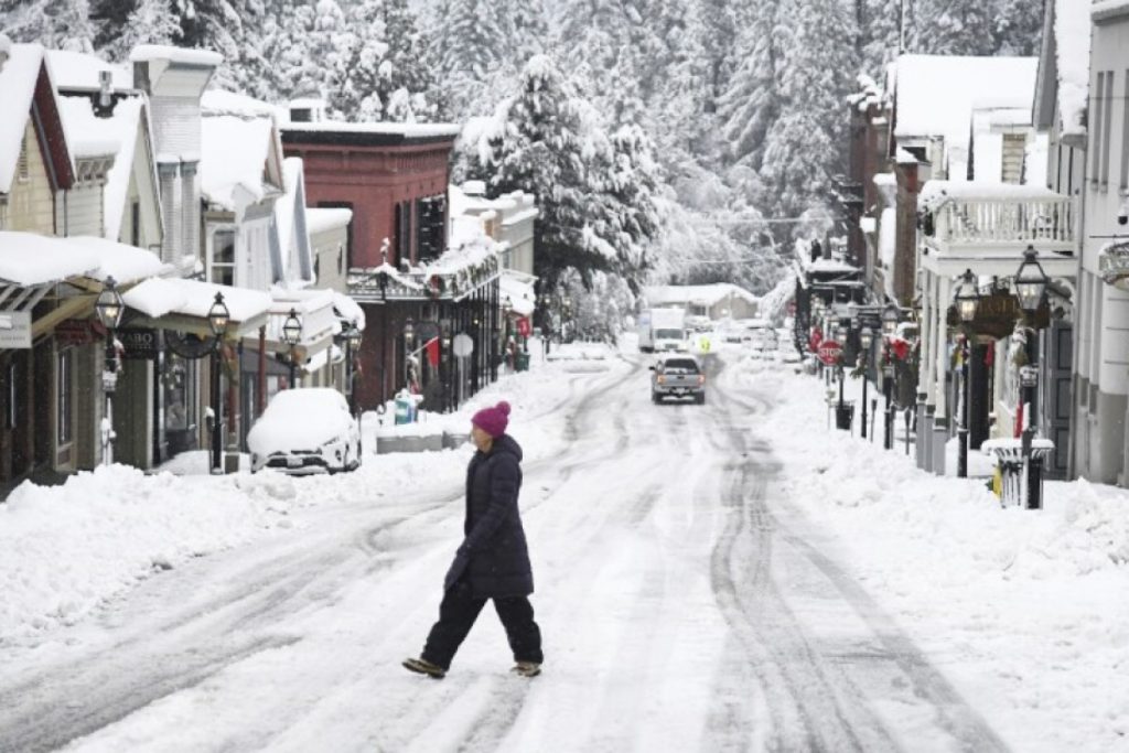 El sur de California soporta una inusual tormenta de lluvia y nieve