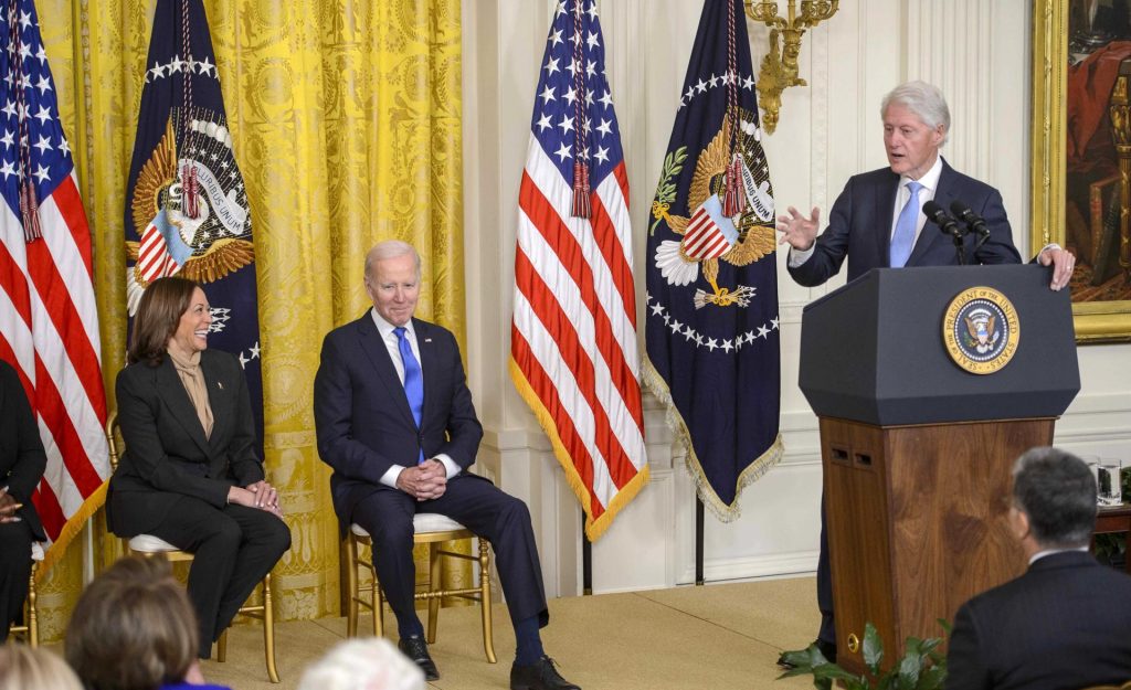 Bill Clinton visita la Casa Blanca para celebrar 30 años de histórica ley laboral