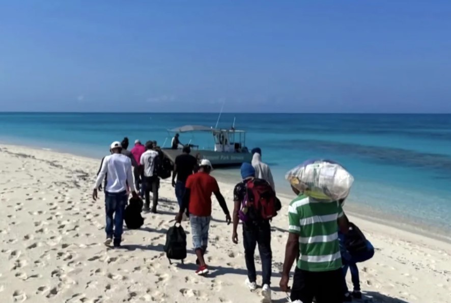 Llegan 22 cubanos a islotes cercanos a Florida en plena crisis migratoria