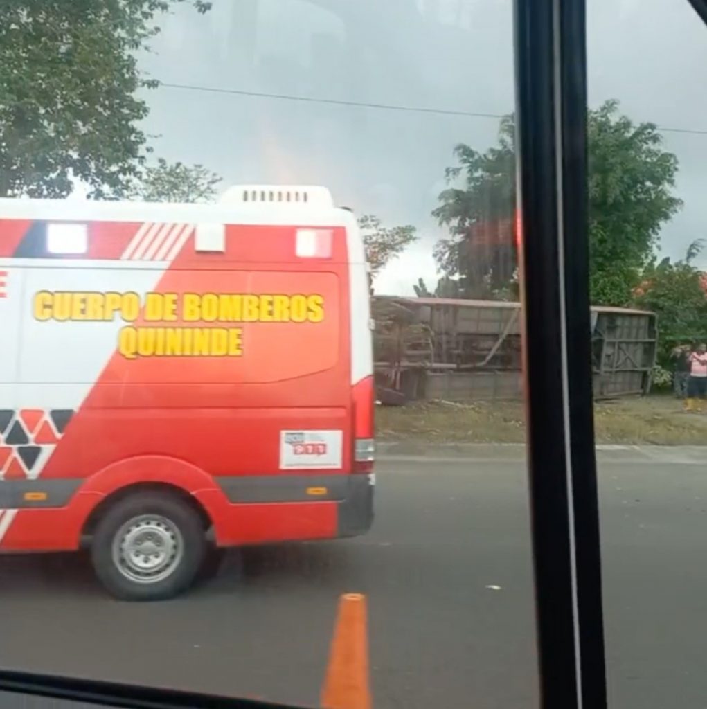 Al menos 4 fallecidos y 20 heridos tras volcar un autobús en Ecuador