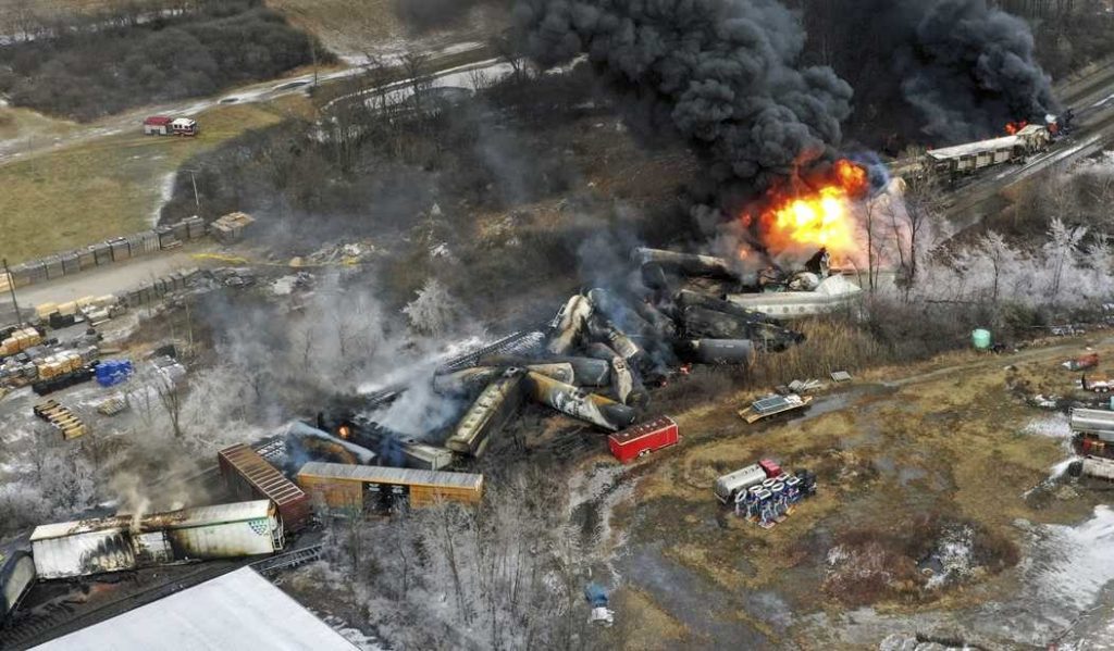 Piden evacuar comunidad en Ohio por riesgo de explosión tras accidente de tren