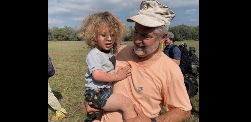 Niño perdido es hallado por un un marine veterano