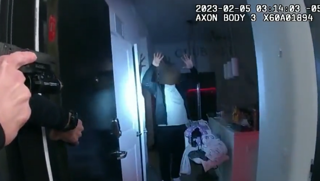 (+Video) Una mujer de Orlando vio a un hombre merodeando dentro de su apartamento a través de las cámaras de seguridad