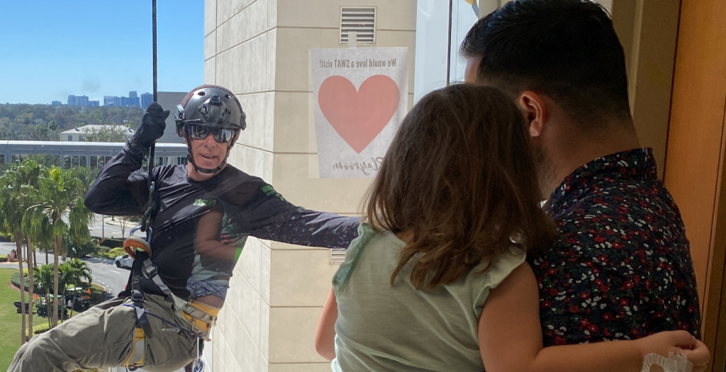 (+Fotos y Video) Alguacil de Orange celebra Día de San Valentín con demomisos, arrestos y sonrisas para los niños