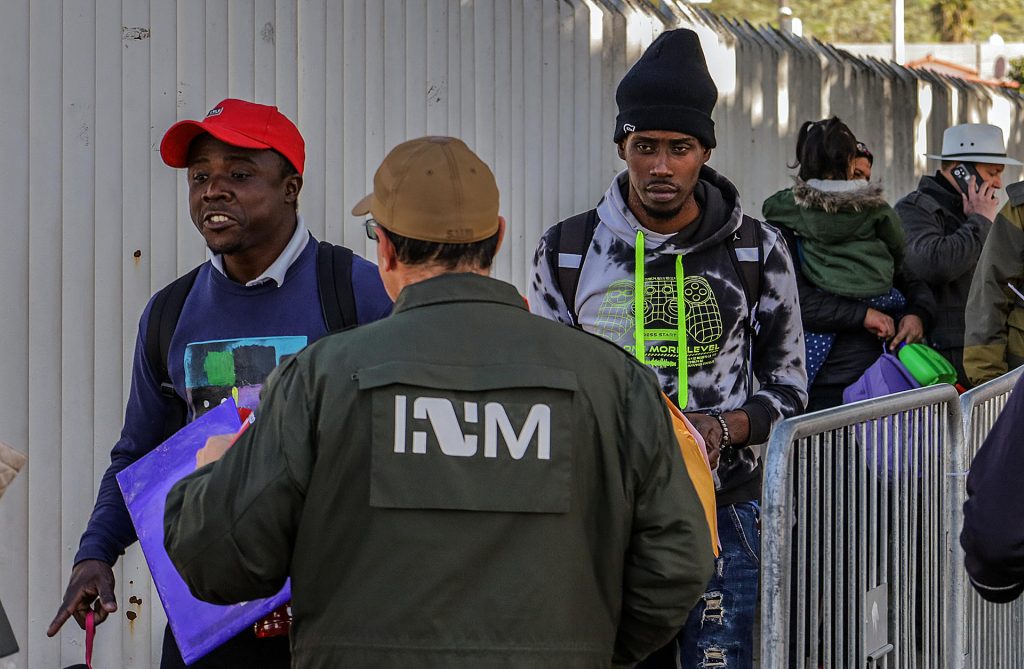 El 63 % de los estadounidenses está insatisfecho con la inmigración, según Gallup