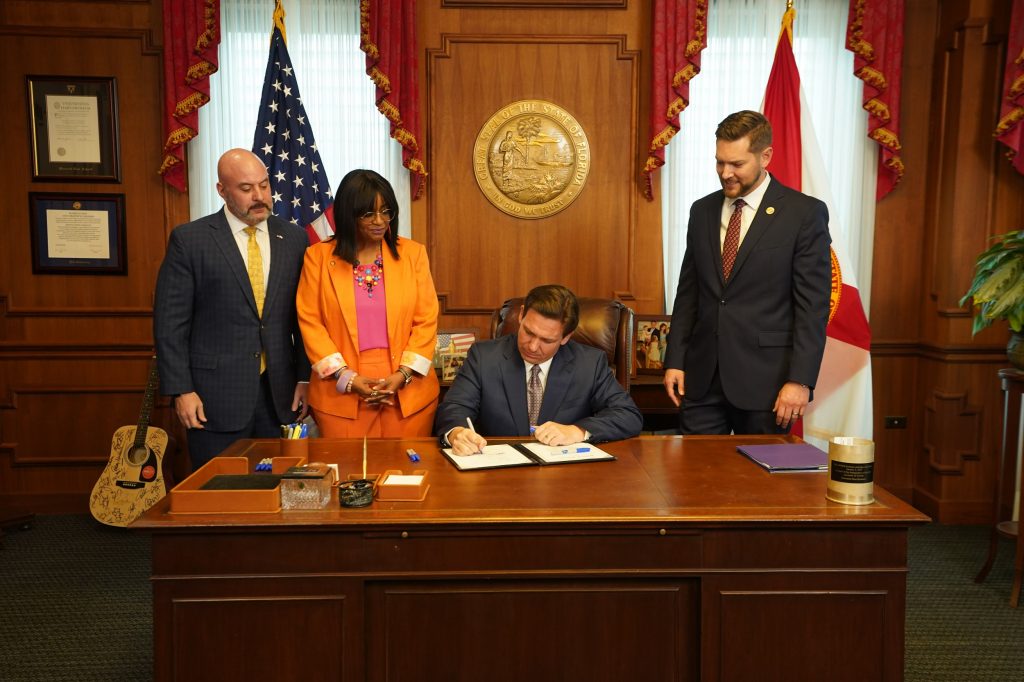 DeSantis firmó ley que permite trasladar a indocumentados a jurisdicciones santuario estén o no en Florida