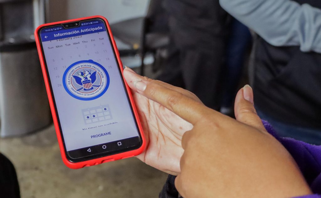 Continuas Fallas en aplicación complican las solicitudes a migrantes en frontera con EEUU