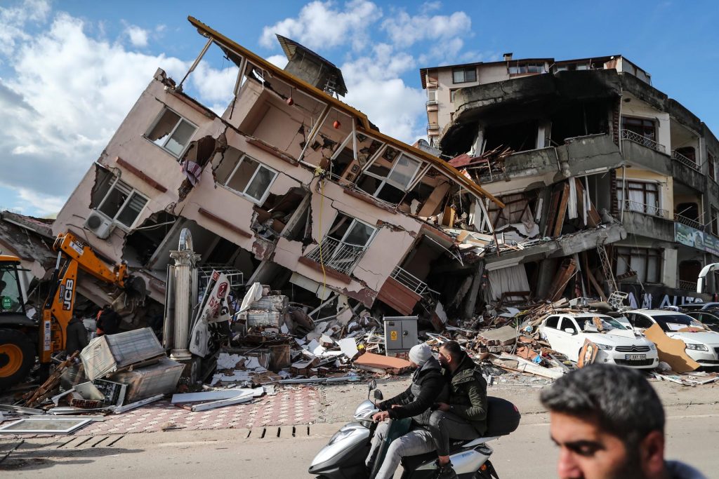 Cifra de muertos por los terremotos en Siria y Turquía supera los 5 mil