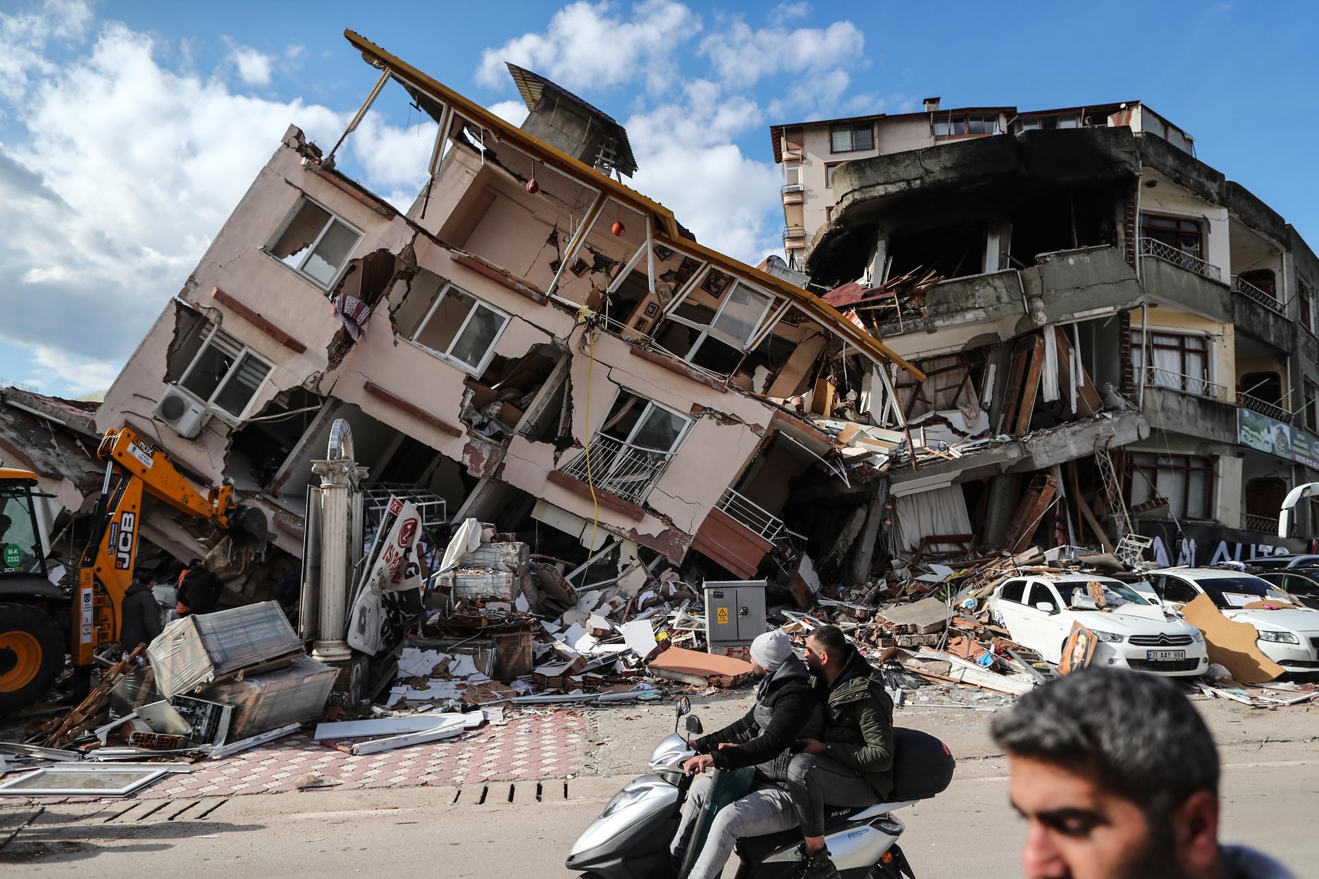 Cifra de muertos por los terremotos en Siria y Turquía supera los 5 mil